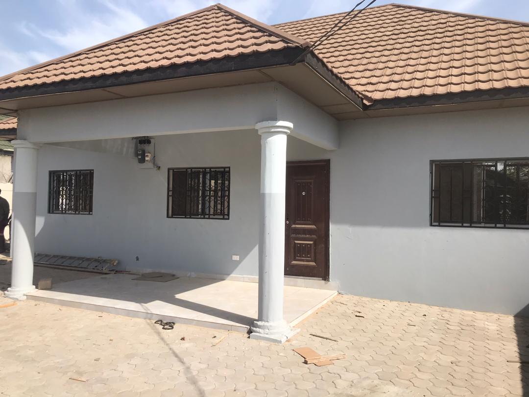 NEWLY BUILT THREE BEDROOMS HOUSE WITH BOYS QUARTERS FOR RENT AT KERR SERIGN NEAR THE GARAGE