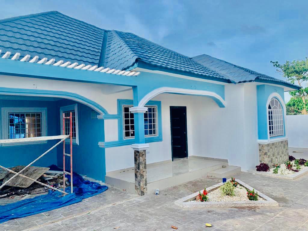 Newly built three bedrooms house for sale at sukuta near Jabang Traffic Light 100 meters from the highway