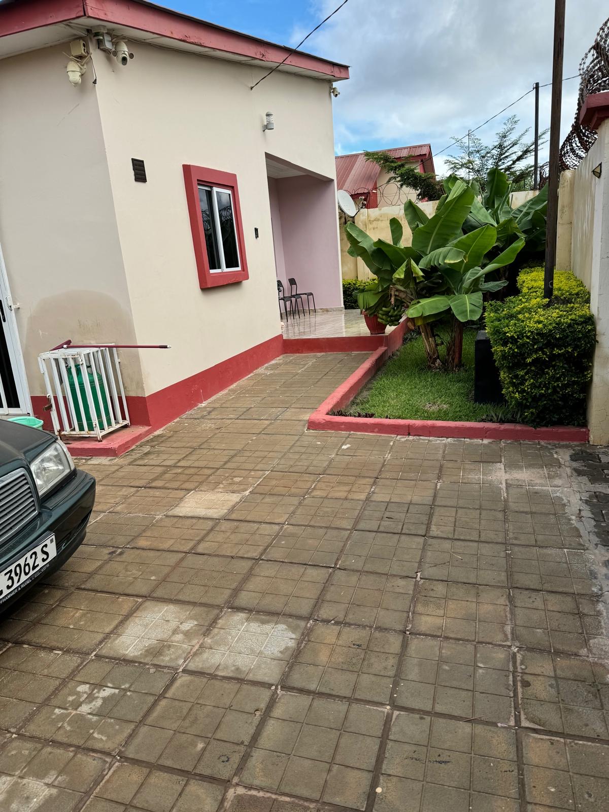 THREE BEDROOMS HOUSE WITH SWIMMING POOL FOR SALE  AT DALABA IN SUKUTA 