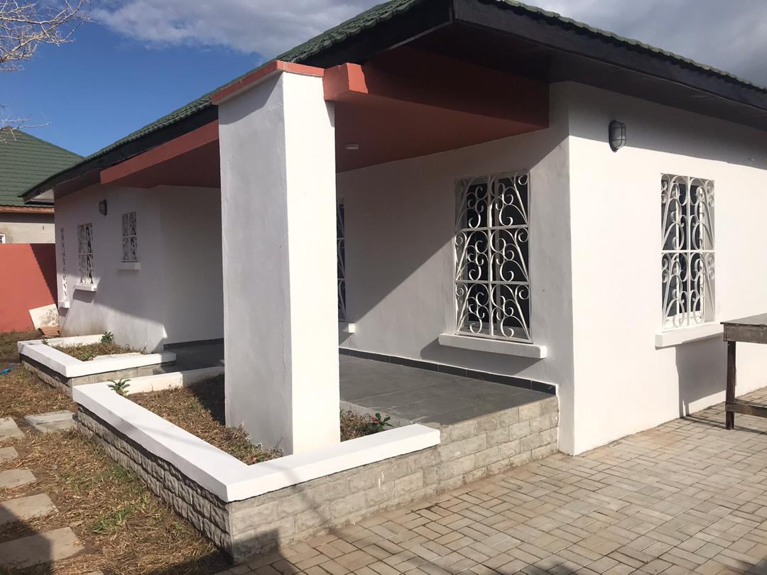 THREE BEDROOMS HOUSE FOR SALE AT BRUFUT GHANA TOWN FEW METERS FROM THE SEA