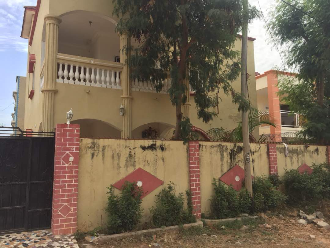 This is 4 bedrooms with boys quarter for sale D10,000,000 million at brusubi phase 1