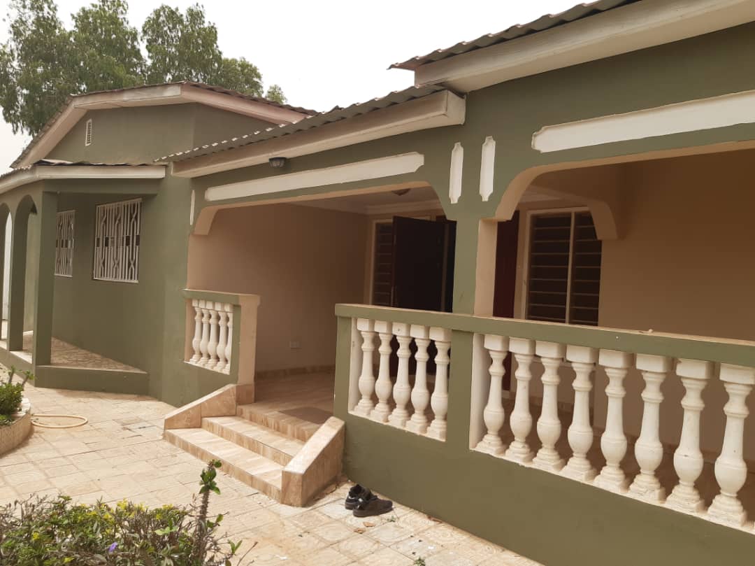  Three bedrooms house for rent at Kololi three compound from the highway just behind the famous Kadijatou’s resturant price is D350,000 per year 