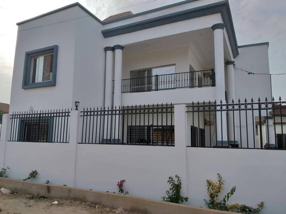 five bedrooms house in bijilo for rent near the AU office and price is D600,000