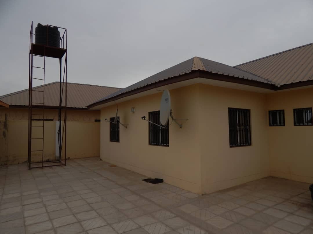 THREE BEDROOMS HOUSE FOR SALE AT KANIFING NEAR GRA OFFICE