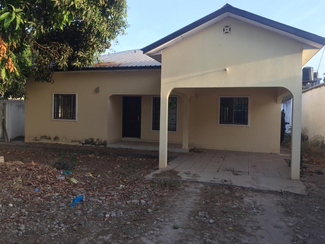 3 bedrooms House at Bijilo for sale price D4,500,000 with negotiation