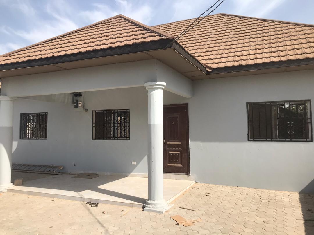 THREE BEDROOM HOUSE FOR RENT AT KERR SERIGN WITH BOYS QUARTERS FOR D250,000 PER YEAR