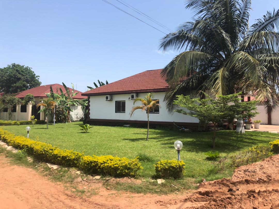 THREE BEDROOMS HOUSE FOR SALE at BRUFUT TAF WITH TWO TOILET AND A BOUYS