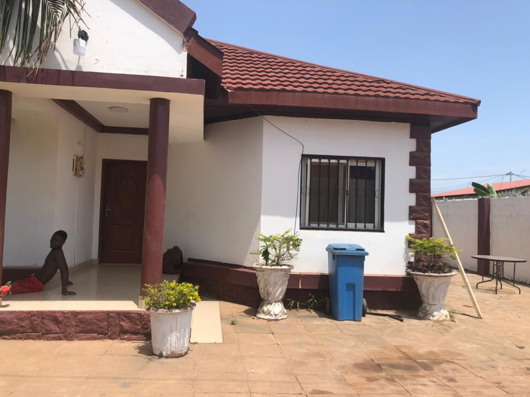 THREE BEDROOMS HOUSE FOR SALE at BRUFUT TAF WITH TWO TOILET AND A BOUYS